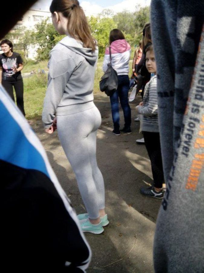 Пацан преследует на улице женщин в обтягивающих штанах и снимает их большие жопы