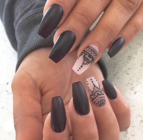 Nails with transparencies to combine with casual outfits