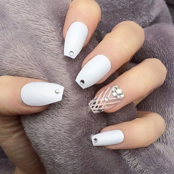 Nails with transparencies to combine with casual outfits