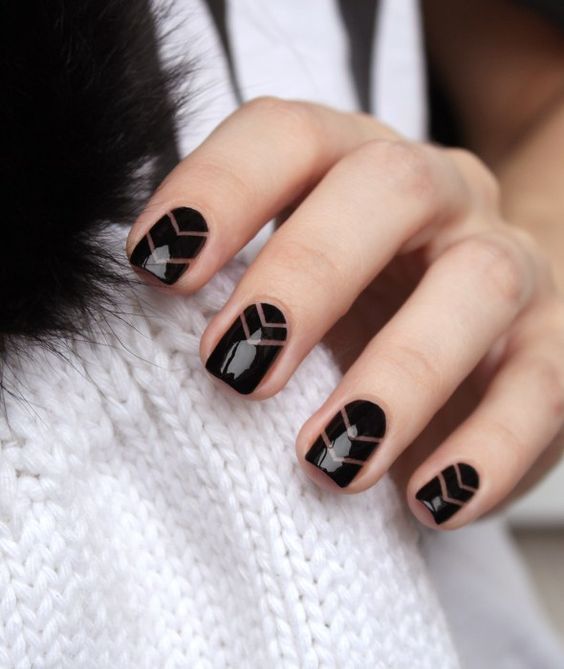 Nails with transparencies to combine with casual outfits