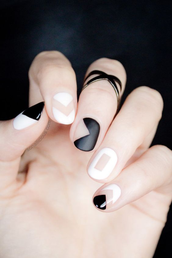 Nails with transparencies to combine with casual outfits