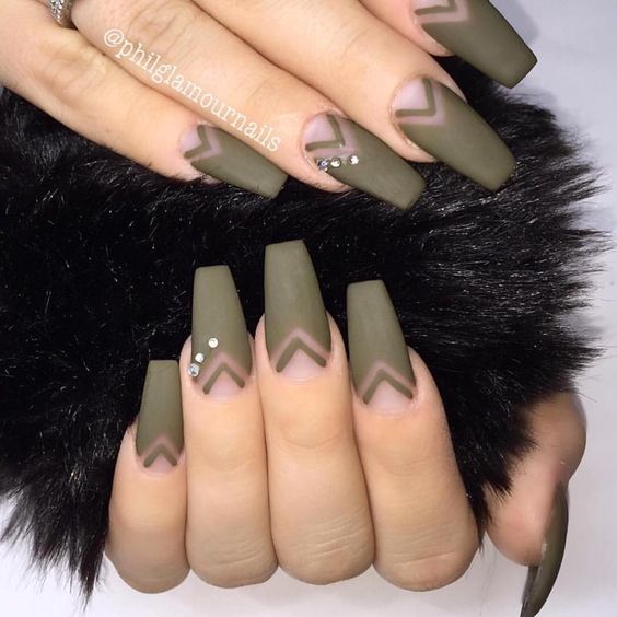 Nails with transparencies to combine with casual outfits