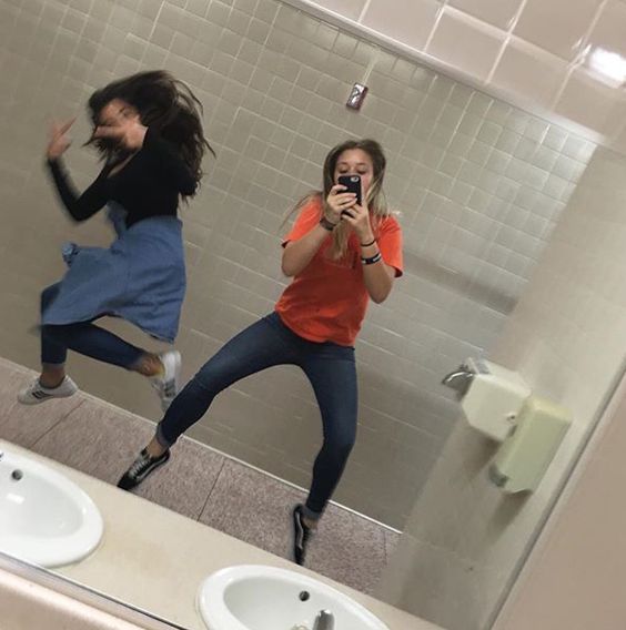 Selfies que te debes tomar con tu bestie en el baño de chicas