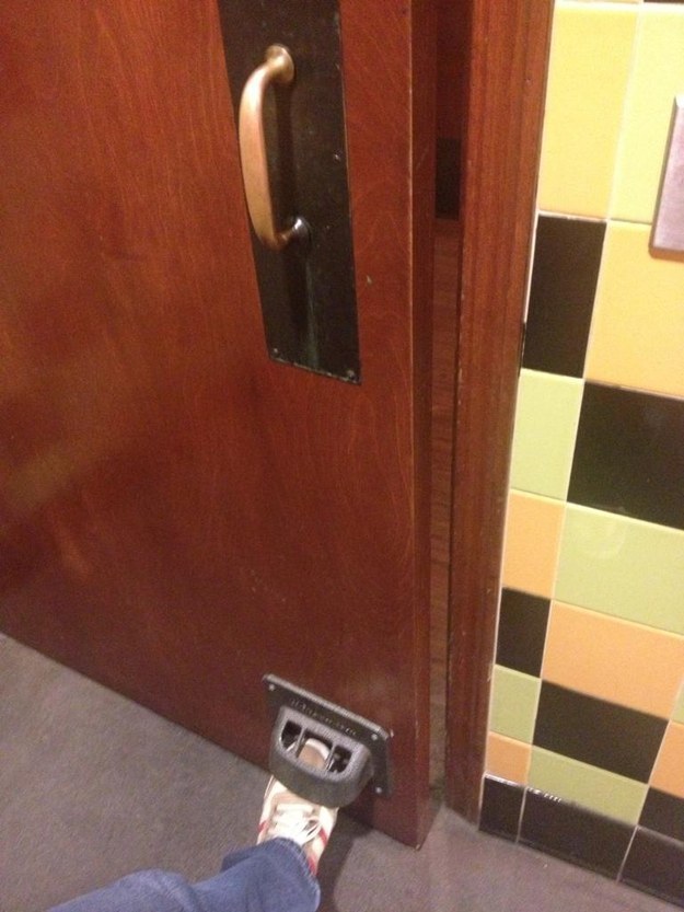 9 Trucos que te salvarán la vida en un baño público