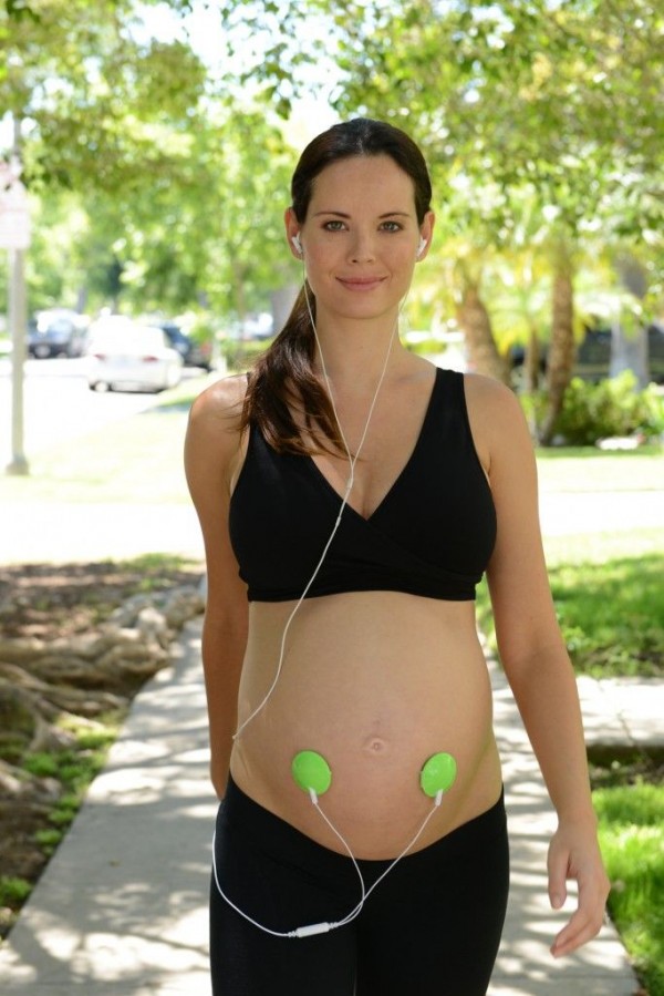 mujer embarazada audifonos