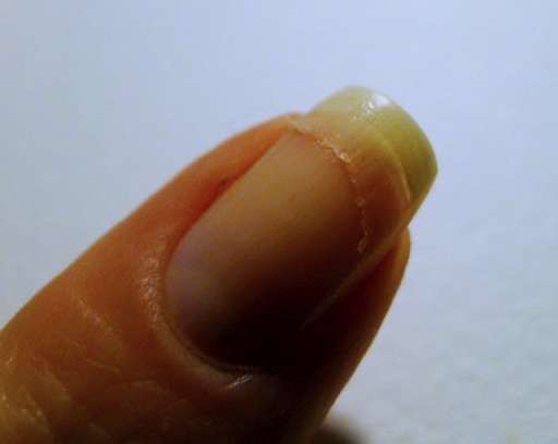 13 Problemas que enfrenta una mujer al traer las uñas largas | Es la Moda