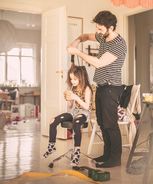 Imágenes que muestran por qué los papás deben peinar a sus hijas todos los  días  Es la Moda