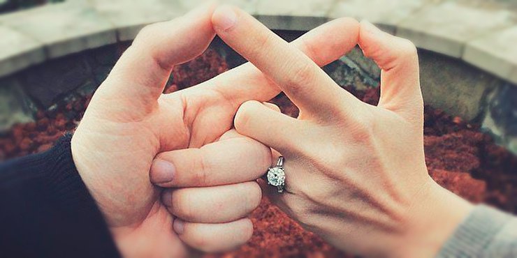 Cosas extrañas que suceden después de que un hombre te propone matrimonio