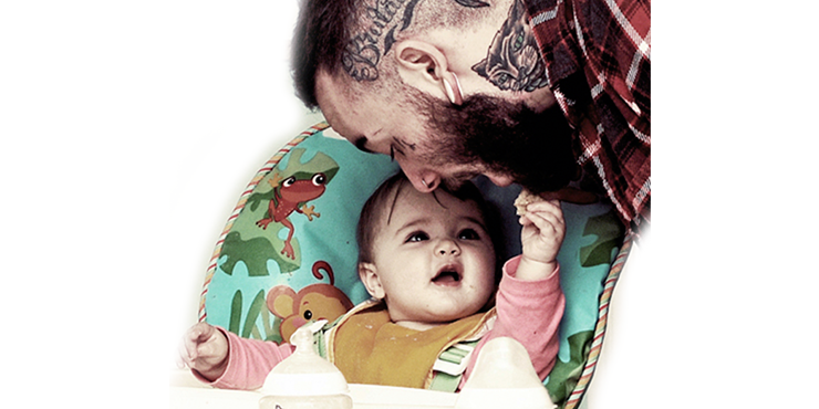 Hombres tatuados que perdieron su rudeza al convertirse en papás