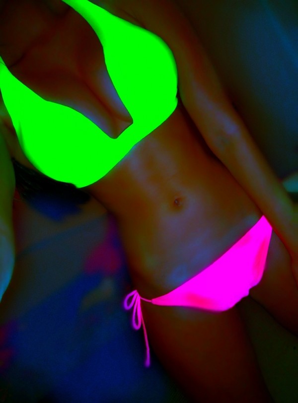 bikini que brilla en la oscuridad