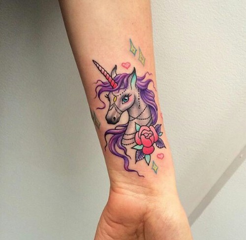hermoso tatuaje unicornio