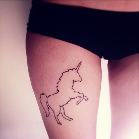 tatuaje de unicornio pierna