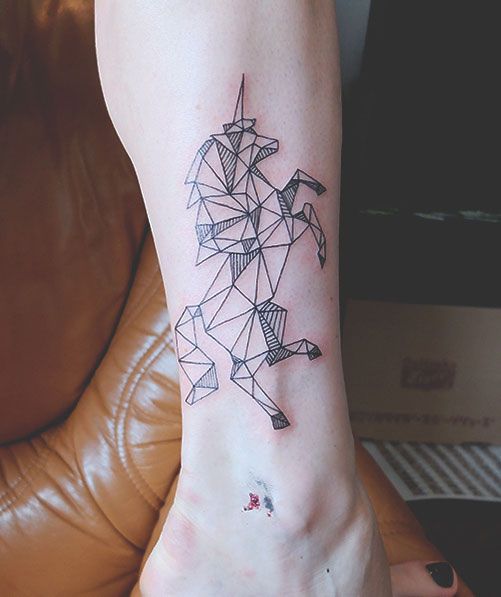 unicornio tatuaje geométrico