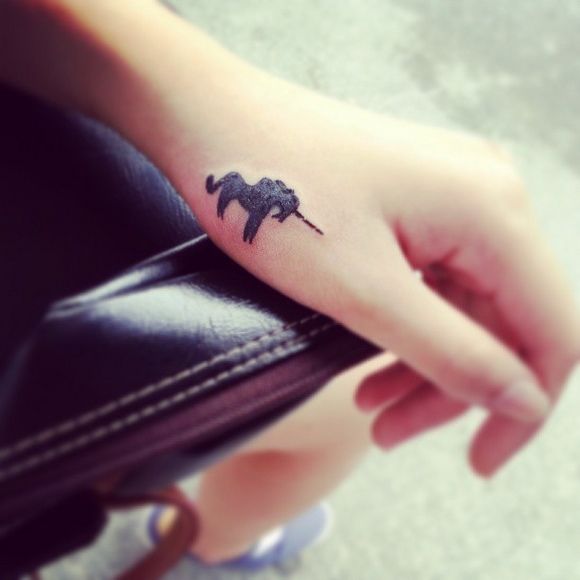 unicornio tatuaje mano