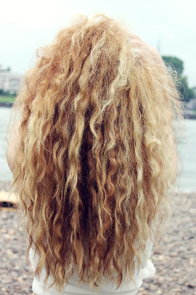 curly hair frizz