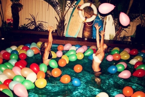 globos en el agua