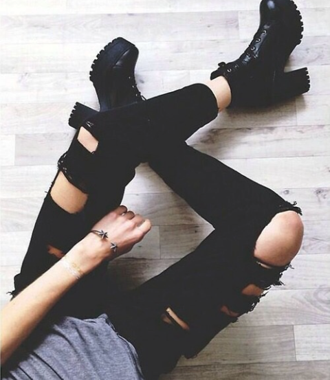 jeans-negros-rotos-botas