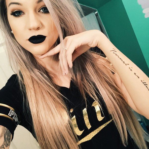  Te hacen falta más selfies con lipstick negro | Es la Moda