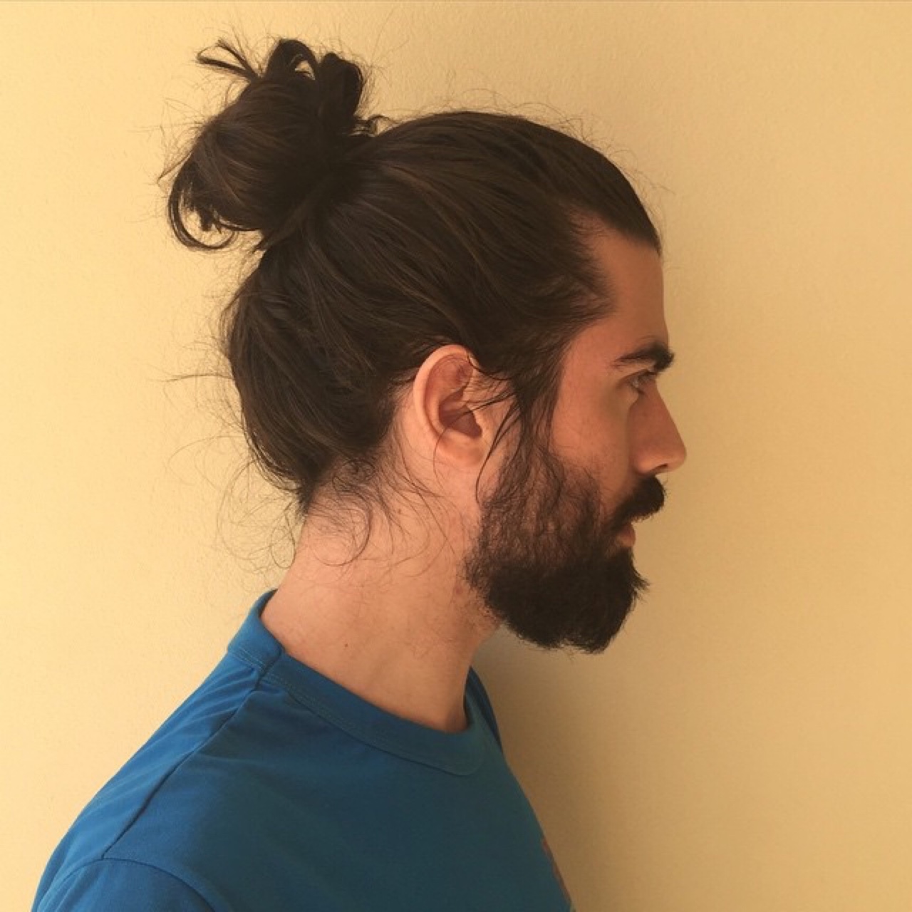 Мужской хвостик на затылке. Мэн Бун. Прическа ман Бун. Мэн Бун стрижка. Man bun референс.