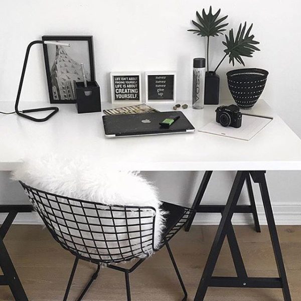 blanco y negro escritorio