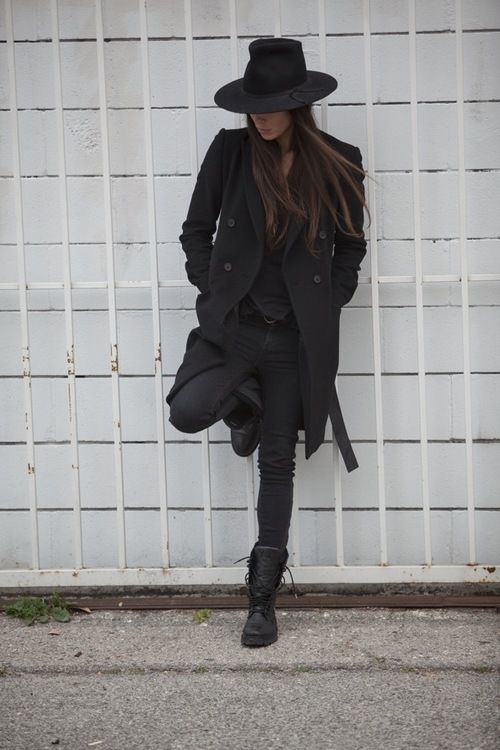 outfit-negro-con-abrigo