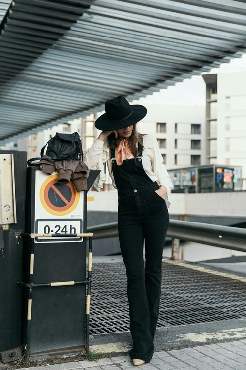 Outfits con un overol negro que tus días de universitaria necesitan | Es la  Moda