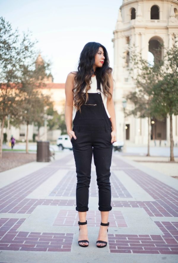 Outfits con un overol negro que tus días de universitaria necesitan | Es la  Moda