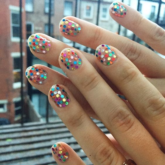 Diseños de uñas con glitter para brillar en temporada de fiestas