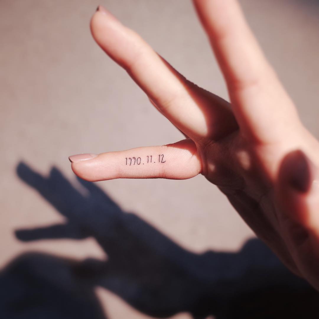 ideas-para-tatuarte-una-fecha-especial-sin-lucir-igual-a-todas-es-la-moda