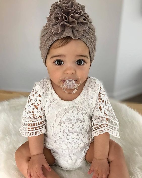 Outfits de tu bebé a los que le puedes añadir un turbante