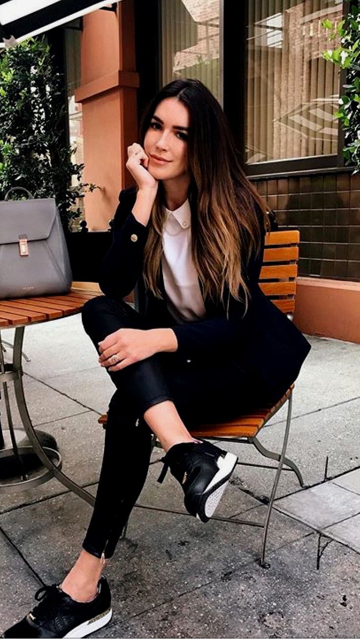 Outfits chic para llevar tenis al trabajo sin verte informal Es la Moda