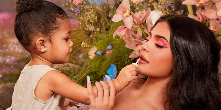 Kylie Jenner compartió foto inédita de sus primeros momentos como mamá