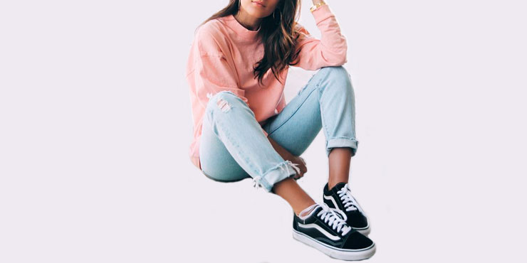 Outfits con zapatos sin tacón por si tu crush es chaparrito