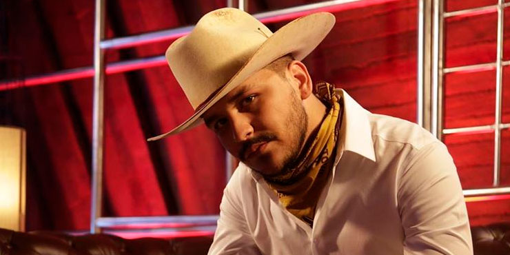 Christian Nodal se hizo un enorme tatuaje de los ojos de Belinda