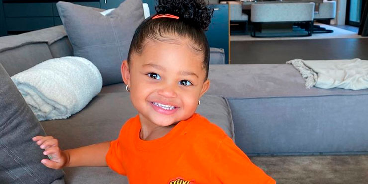Stormi se pone más anillos que tú de niña en los 90’s