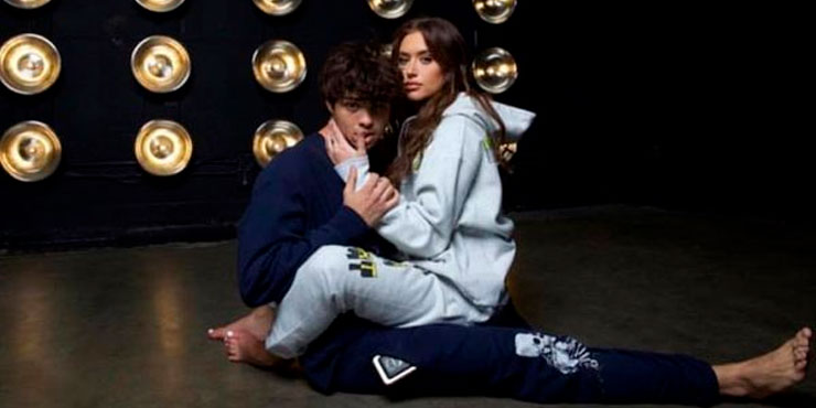 Noah Centineo y Stassie Karanikolaou se besaron en halloween