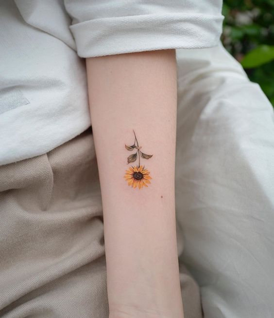 Mini tatuajes de flores que enchularán tu piel | Es la Moda