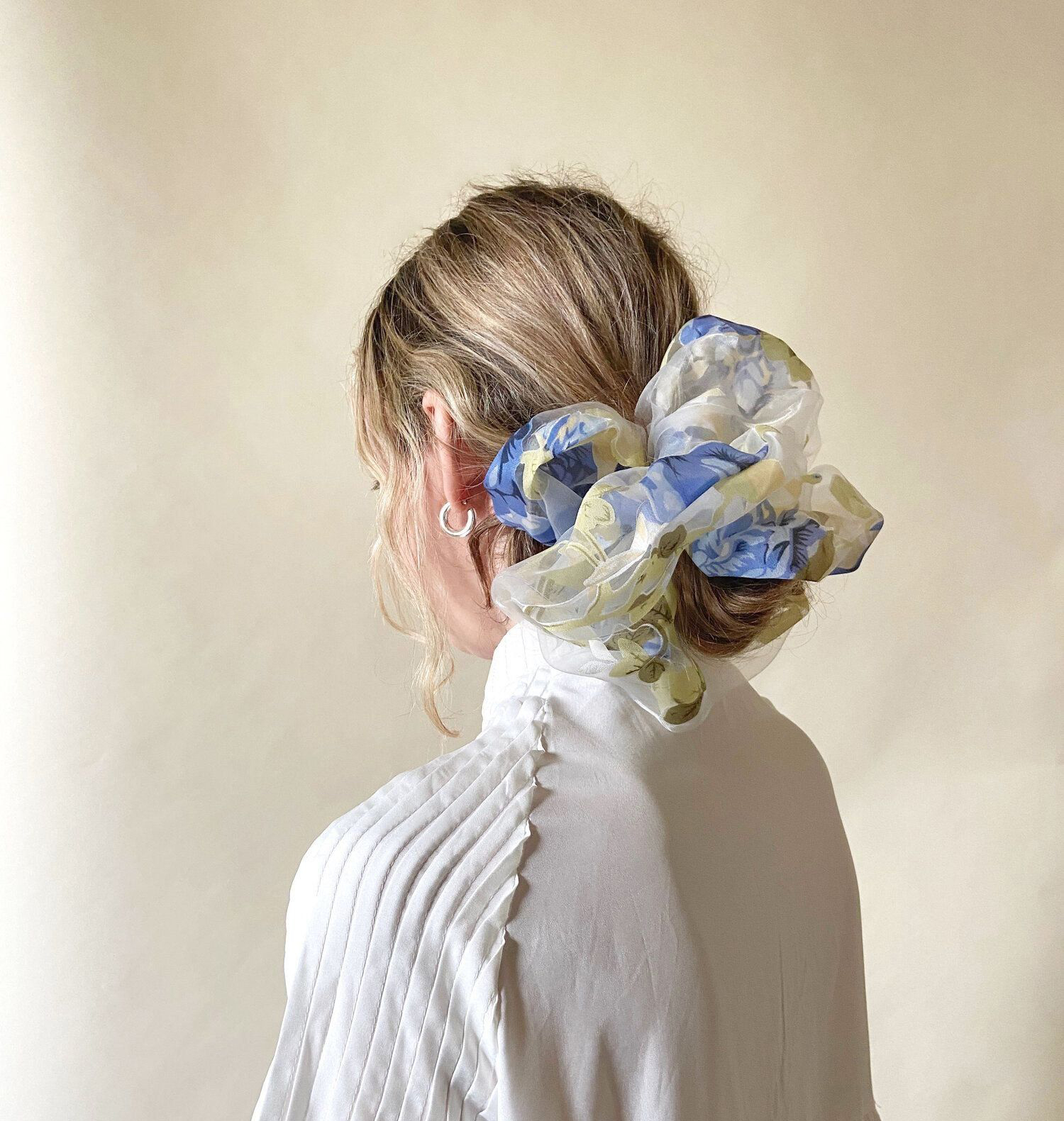 Scrunchies oversized, el accesorio más trendy de la temporada | Es la Moda
