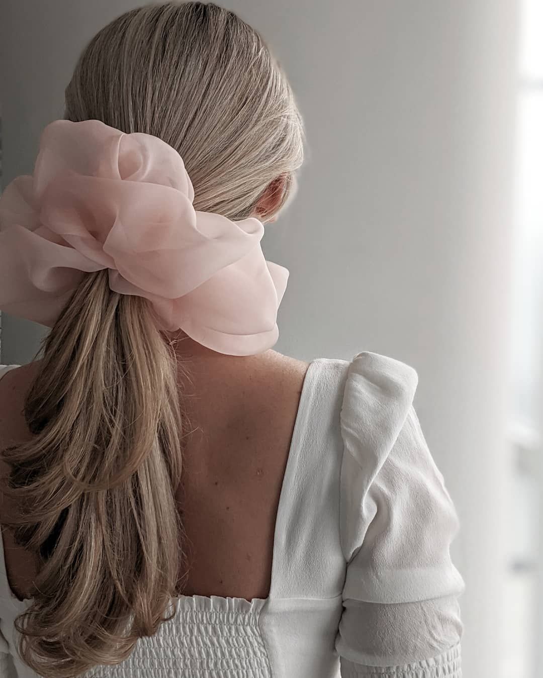 Scrunchies oversized, el accesorio más trendy de la temporada | Es la Moda