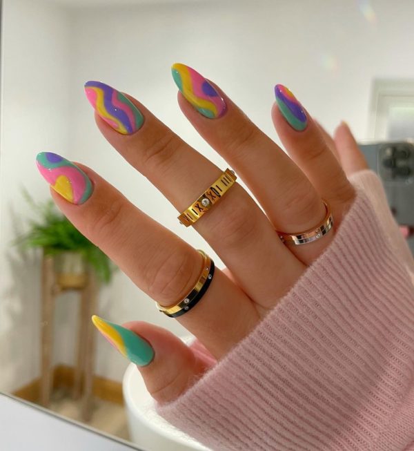  Colores de uñas para que tus manos luzcan jóvenes
