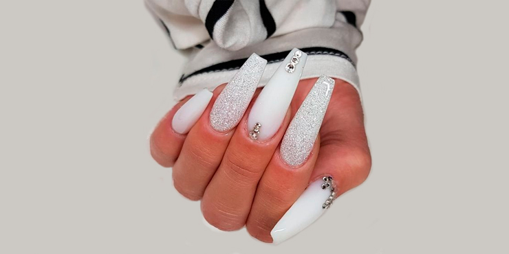 Diseños de uñas que te harán ver el esmalte blanco de otra manera