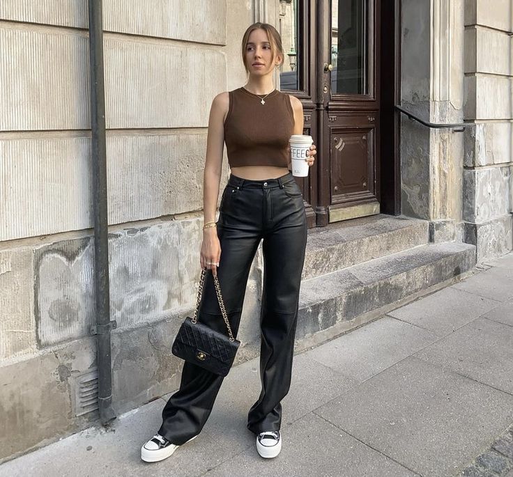 Outfits cafés para transicionar al otoño | Es la Moda