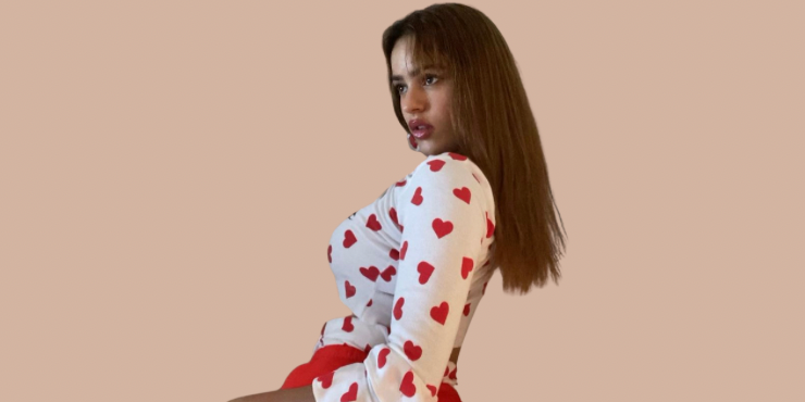 Rosalía posó junto a todos los Dr Simi que le regalaron en México