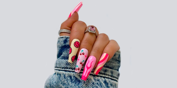 Uñas Pop Art que tus noches de antro necesitan