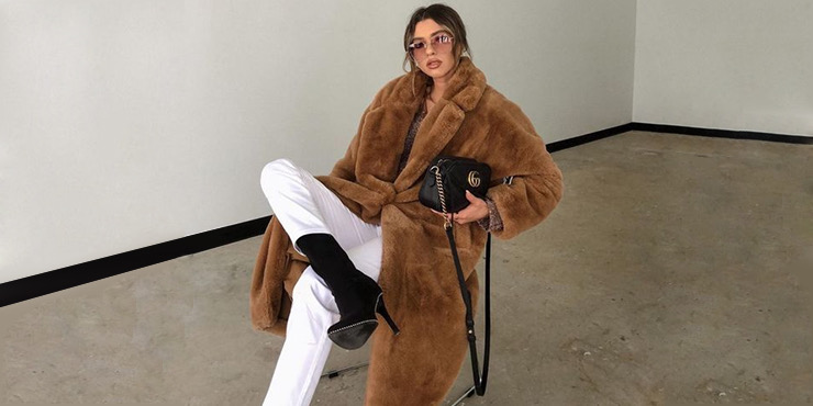 Looks de niña mala que una gabardina furry puede darte