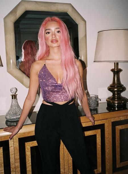Total 55+ imagen outfit con cabello rosa