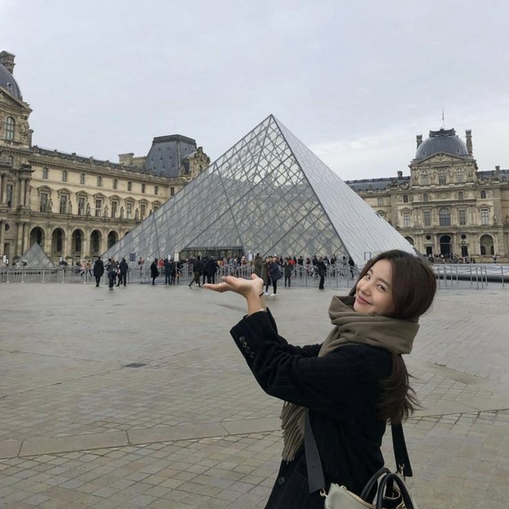 El robo más absurdo (y caro) del siglo: se llevaron las joyas imperiales del Louvre